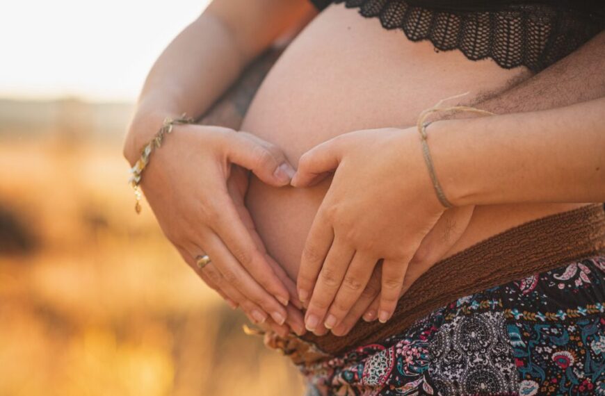 39 semaines de grossesse : l&rsquo;incident gênant d&rsquo;une future maman célèbre, et pourquoi c&rsquo;est normal