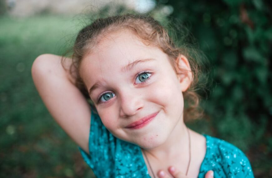 500 crises par jour : comment des lentilles bleues ont libéré cette fillette